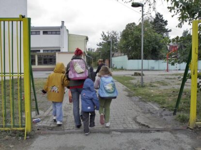 Да се не кажњава наставница због руковања ђака