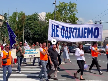 Протест испред Скупштине: Наставници траже мања одељења и веће плате