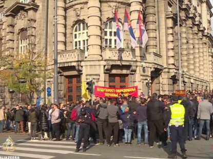 Испред Владе Србије просветни радници одржали протест
