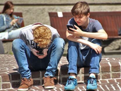 Унеско: Телефоне треба забранити у школама