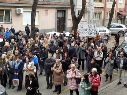 „Нећемо да учествујемо у корупцији“ – поручили просветари са протеста у Нишу